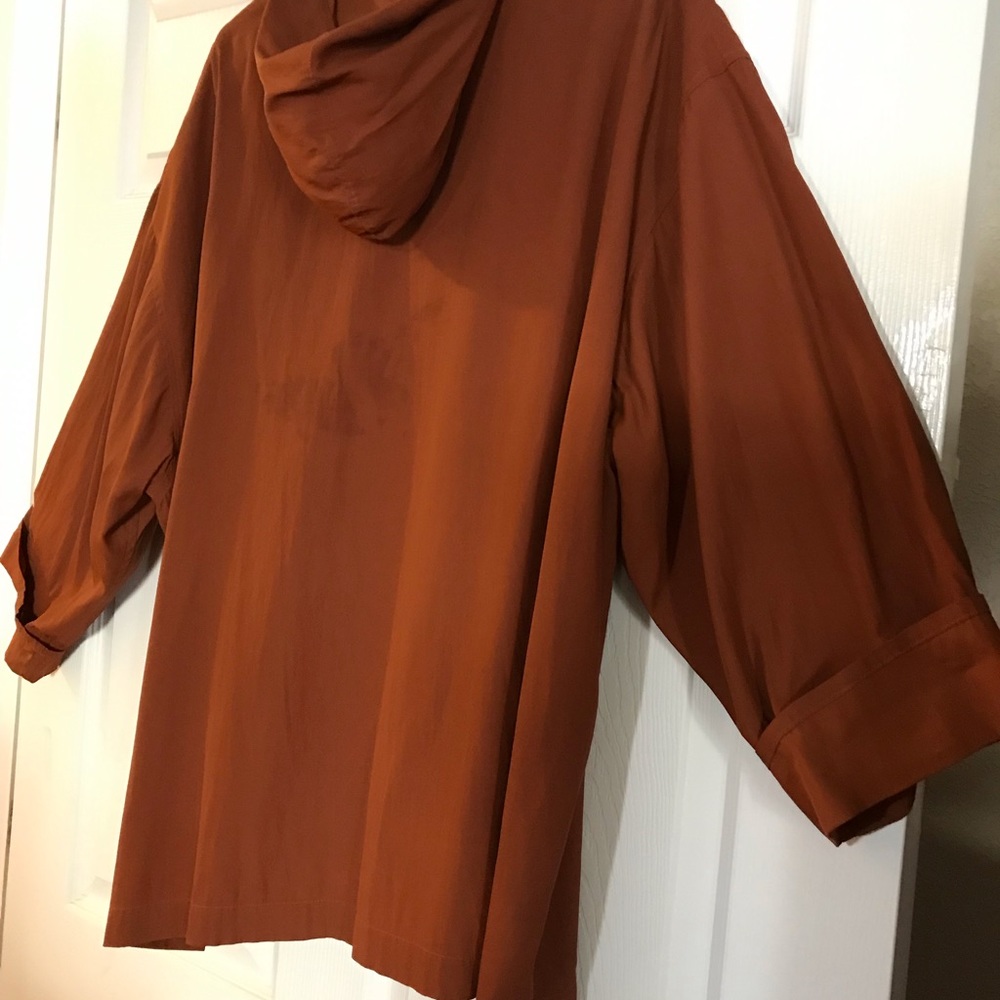 Rust coloured cape. - Picture 4 of 8